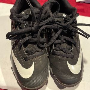Nike unisex cleats for baseball. Size 11 in kids.